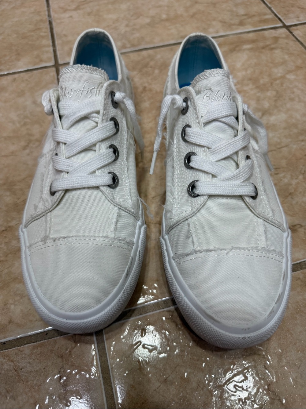 Blowfish women’s White Canvas Lace-Up Sneakers